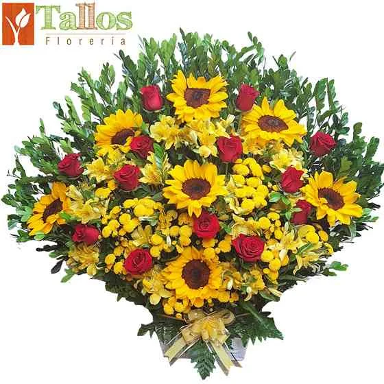 arreglo floral colorido con rosas astromelias y girasoles para eventos con entrega en Lima
